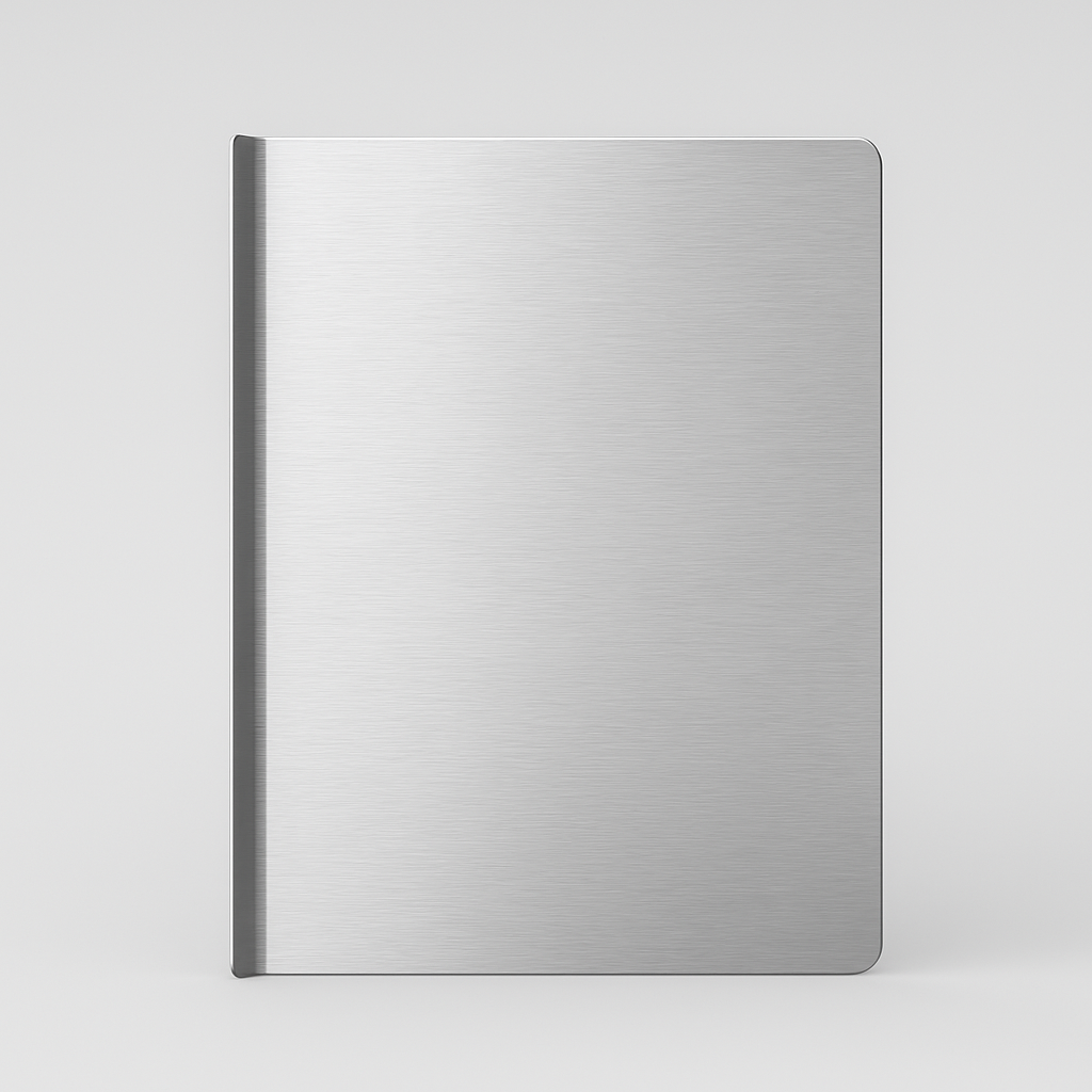 Roestvrijstalen aanrechtbeschermer en snijplaat geplaatst over een keukenkast naast de gootsteen.