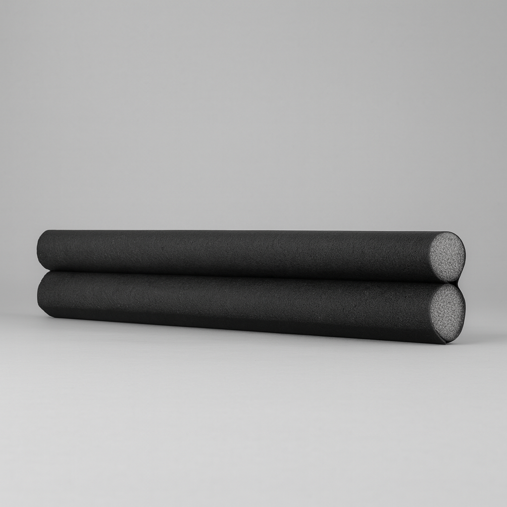 Een houten deur met een zwarte tochtstrip van schuim eronder geplaatst.