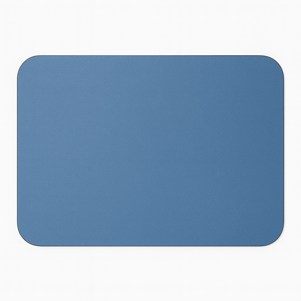 Microvezel afdruipmat op een marmeren aanrecht met servies en bestek erop.