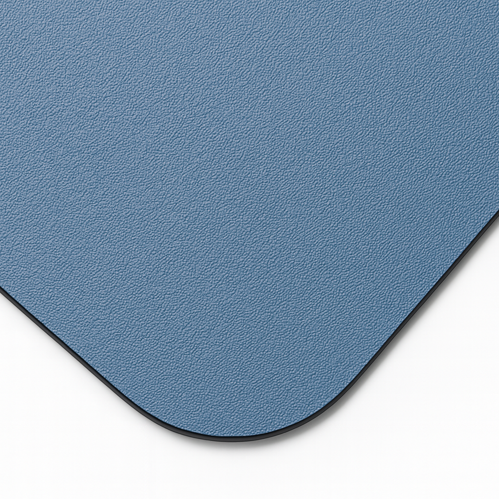 Microvezel afdruipmat op een marmeren aanrecht met servies en bestek erop.