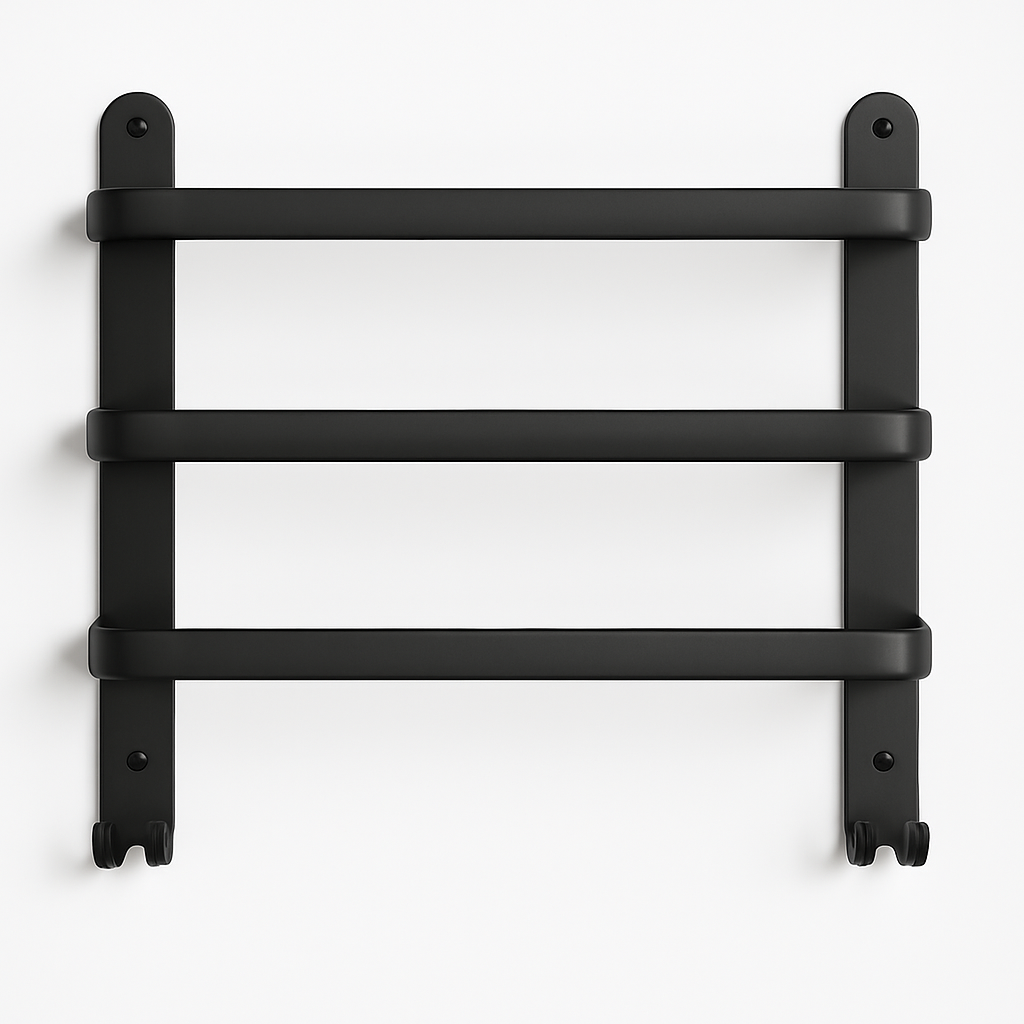 Wandgemonteerd metalen rek met horizontale spijlen en onderste haken.