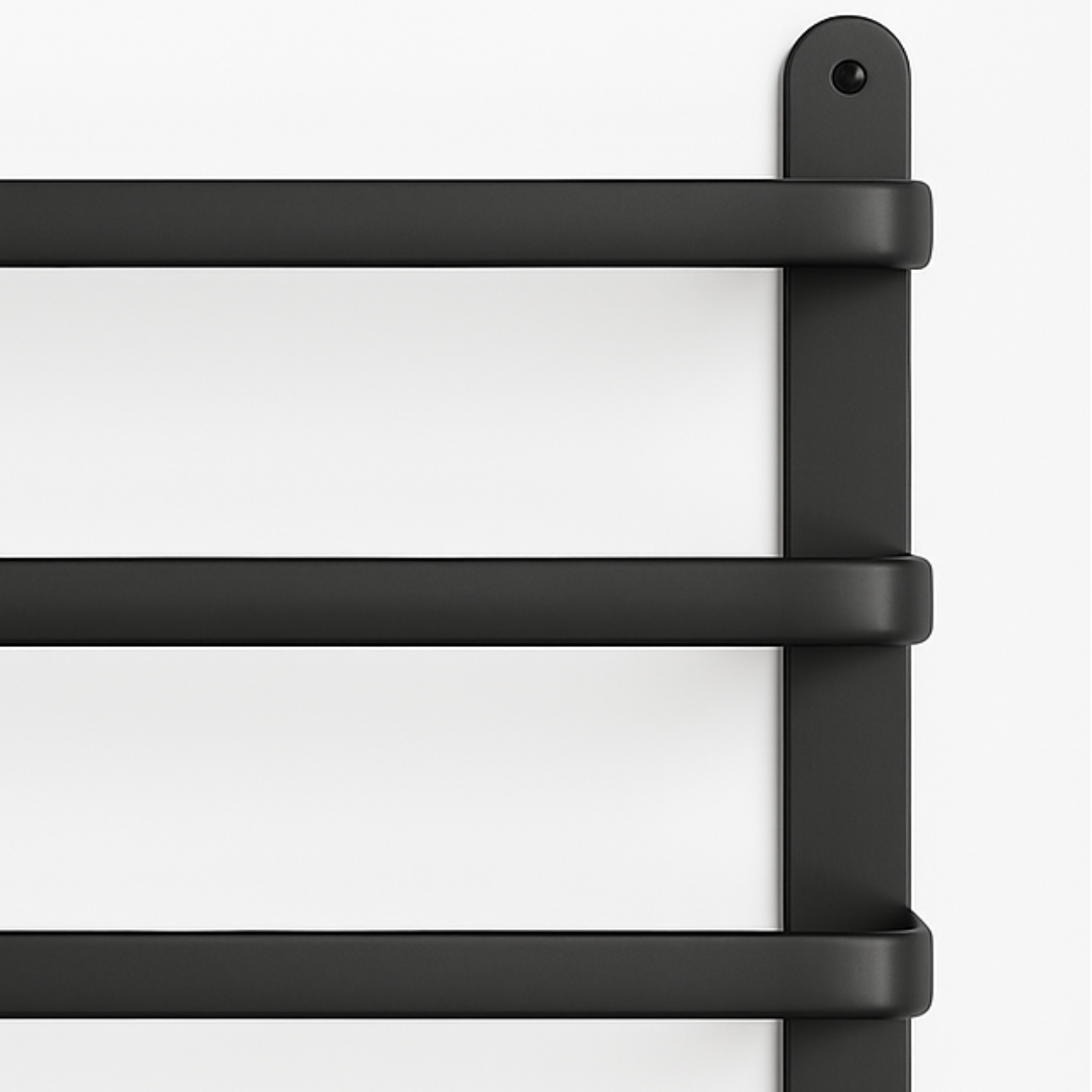 Wandgemonteerd metalen rek met horizontale spijlen en onderste haken.