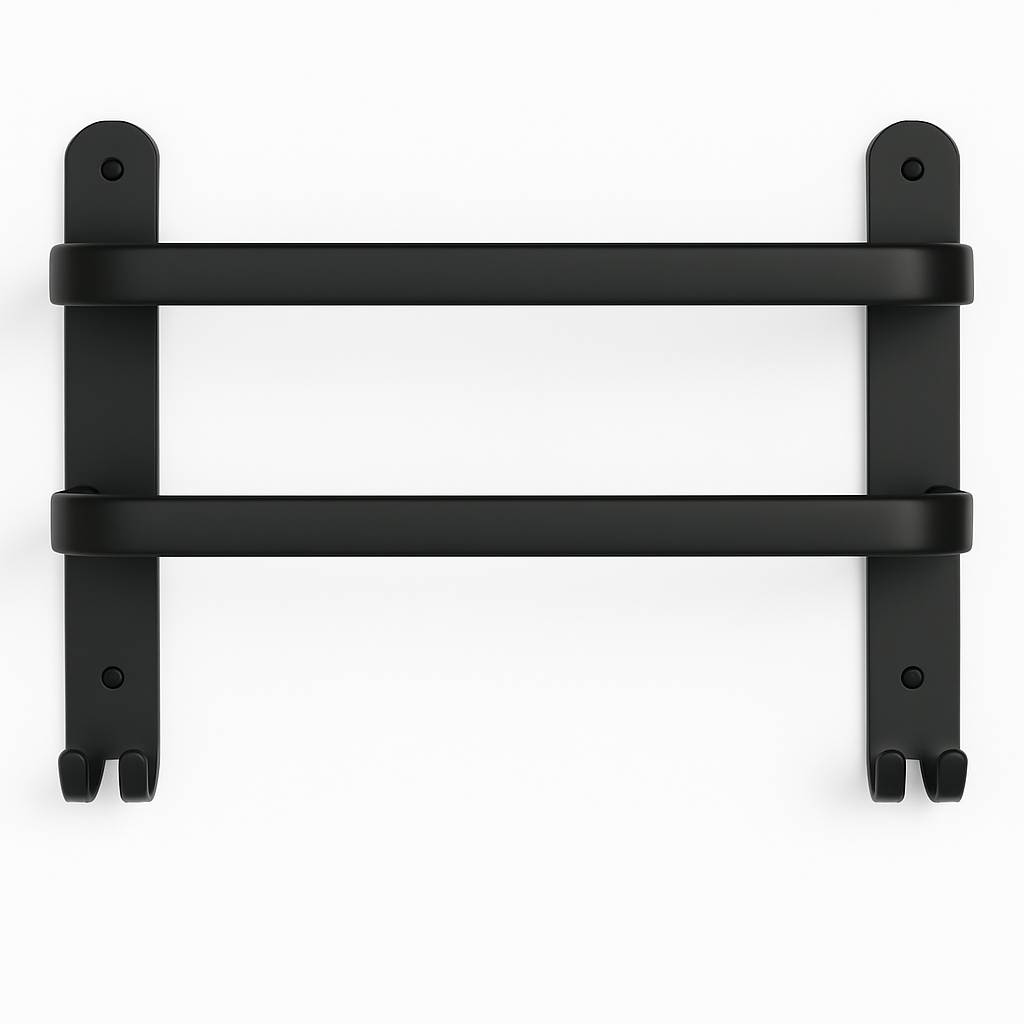 Wandgemonteerd metalen rek met horizontale spijlen en onderste haken.